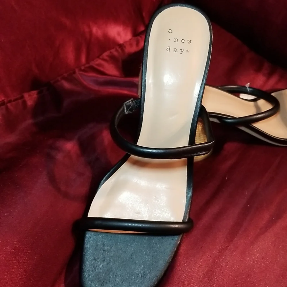 NWT 3 1/4 gorgeous heel slide sandal  padded insole for comfort - Picture 2 of 6